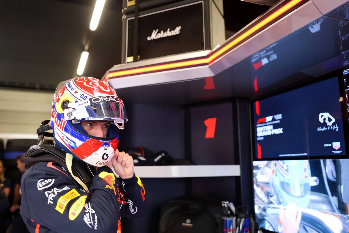 Red Bull-coureur Max Verstappen in de garage in Groot-Brittannië
