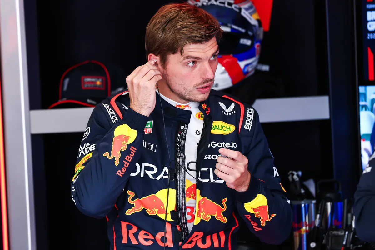 Max Verstappen maakt zich klaar voor de training in de Red Bull-garage in Silverstone