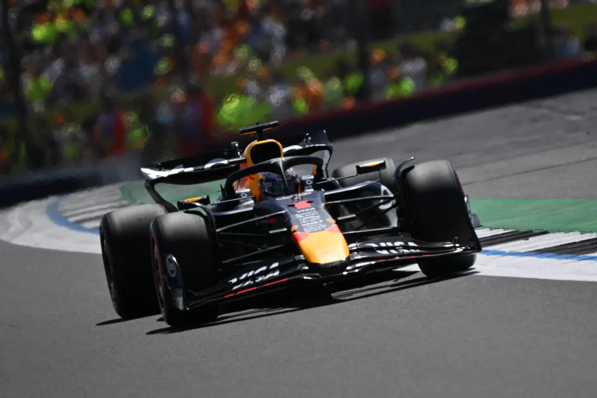 Red Bull-coureur Max Verstappen in actie op Silverstone tijdens de vrije trainingen in Groot-Brittannië
