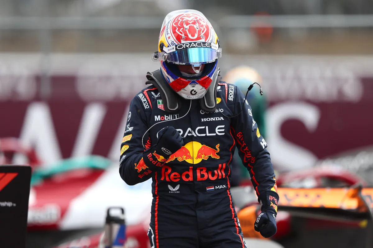 Max Verstappen juicht nadat hij zichzelf op poleposition heeft gezet voor de race in Groot-Brittannië