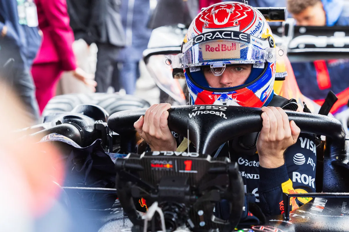 Red Bull-coureur Max Verstappen stapt zijn auto in op de grid in Groor-Brittannië