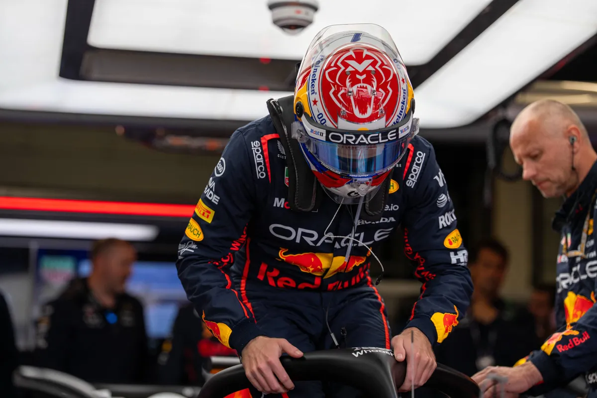 Max Verstappen stapt zijn Red Bull-auto in voor de race in Groot-Brittannië