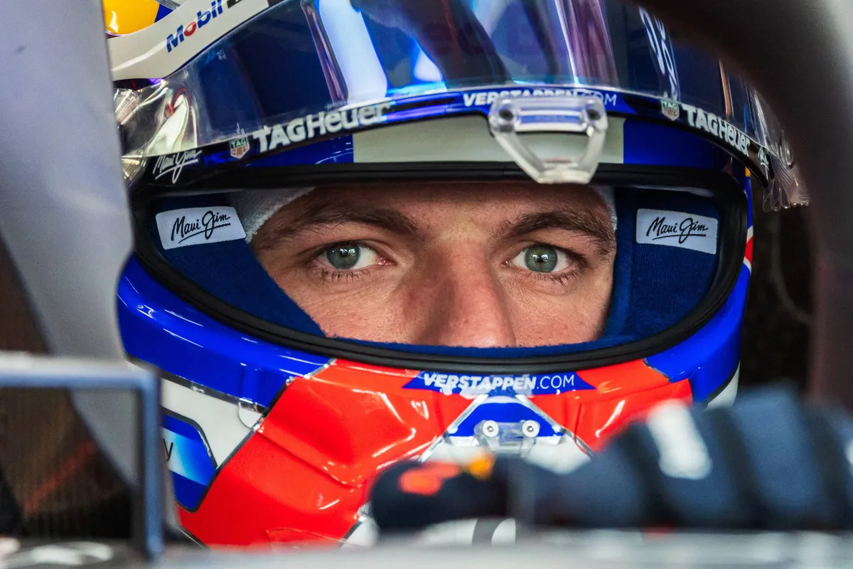 Max Verstappen van dichtbij gefotografeerd in zijn Red Bull-auto in Groot-Brittannië