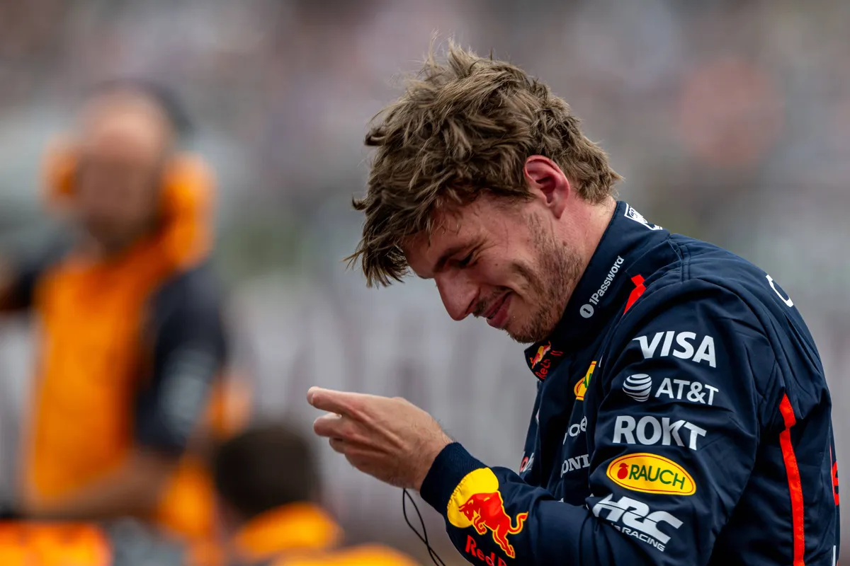 Red Bull-coureur Max Verstappen met een glimlach op zijn gezicht na de kwalificatie voor de Grand Prix van Groot-Brittannië