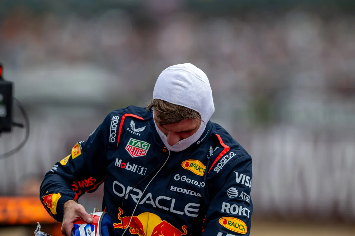 Max Verstappen trekt zijn helm af na de kwalificatie voor de Grand Prix van Groot-Brittannië