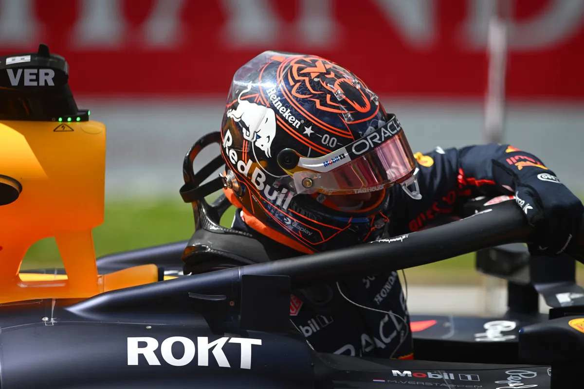 Max Verstappen stapt uit zijn Red Bull RB21 na de Sprint in België