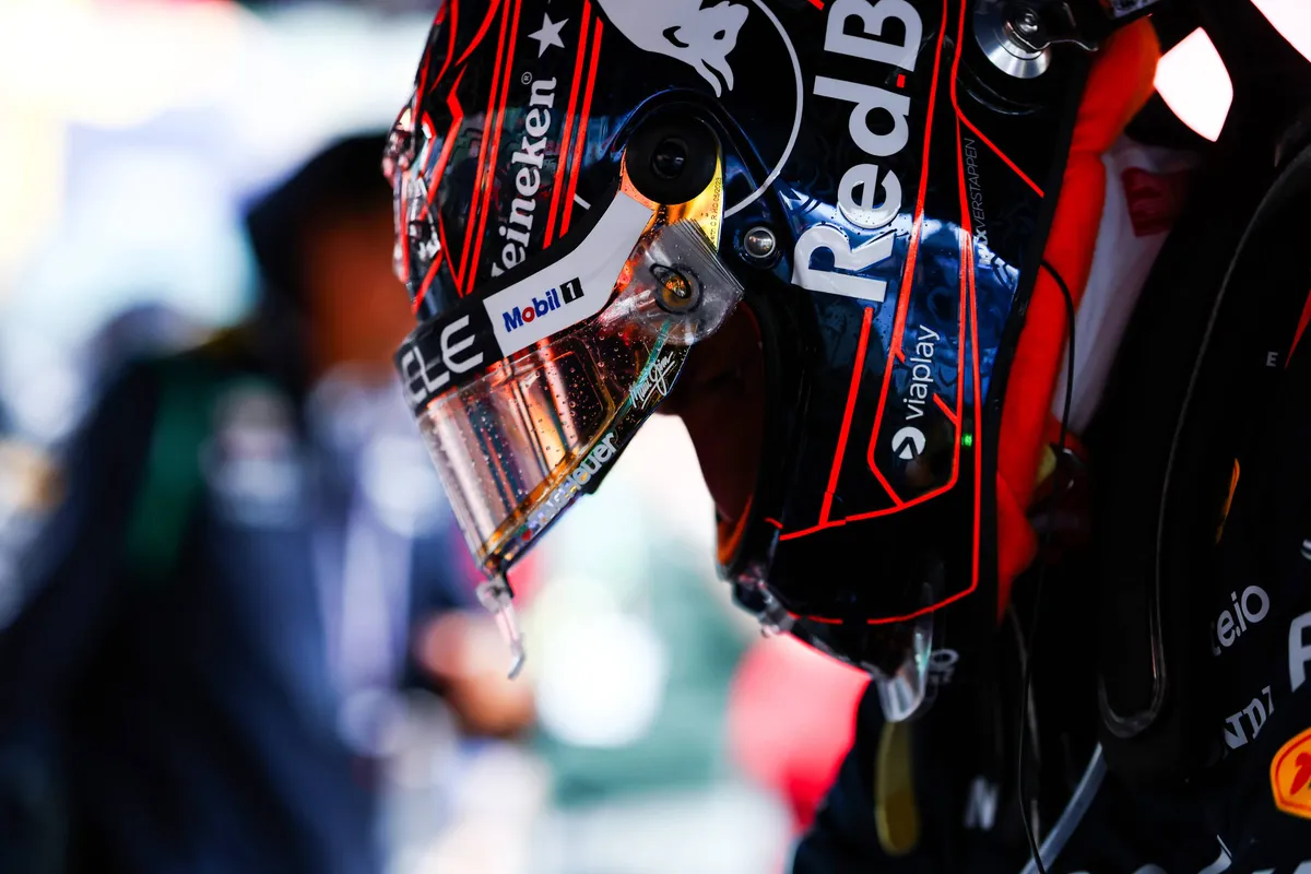 De helm van Max Verstappen in de garage van Red Bull in België