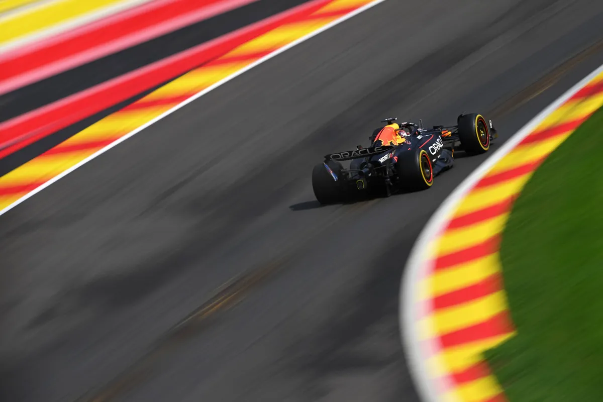 Max Verstappen scheurt door Eau Rouge in zijn Red Bull-auto