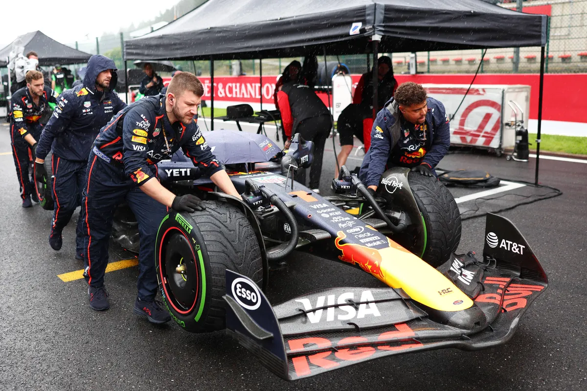 Max Verstappen met zijn monteurs op de grid in België