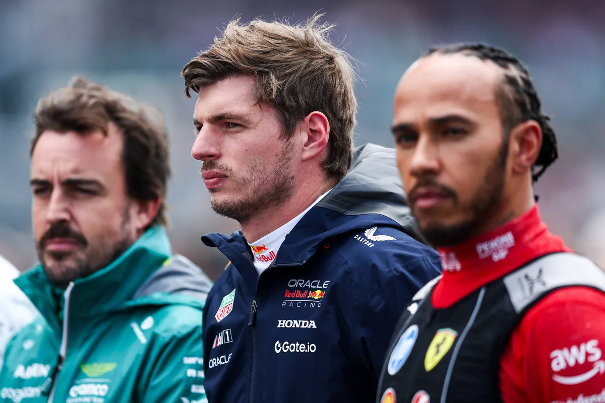 De drie wereldkampioenen op de F1-grid: Lewis Hamilton, Max Verstappen en Fernando Alonso staan op de grid in Groot-Brittannië