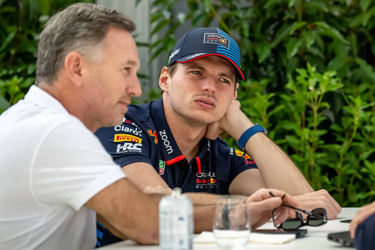Max Verstappen in gesprek met voormalig Red Bull-teambaas Christian Horner voor zijn ontslag