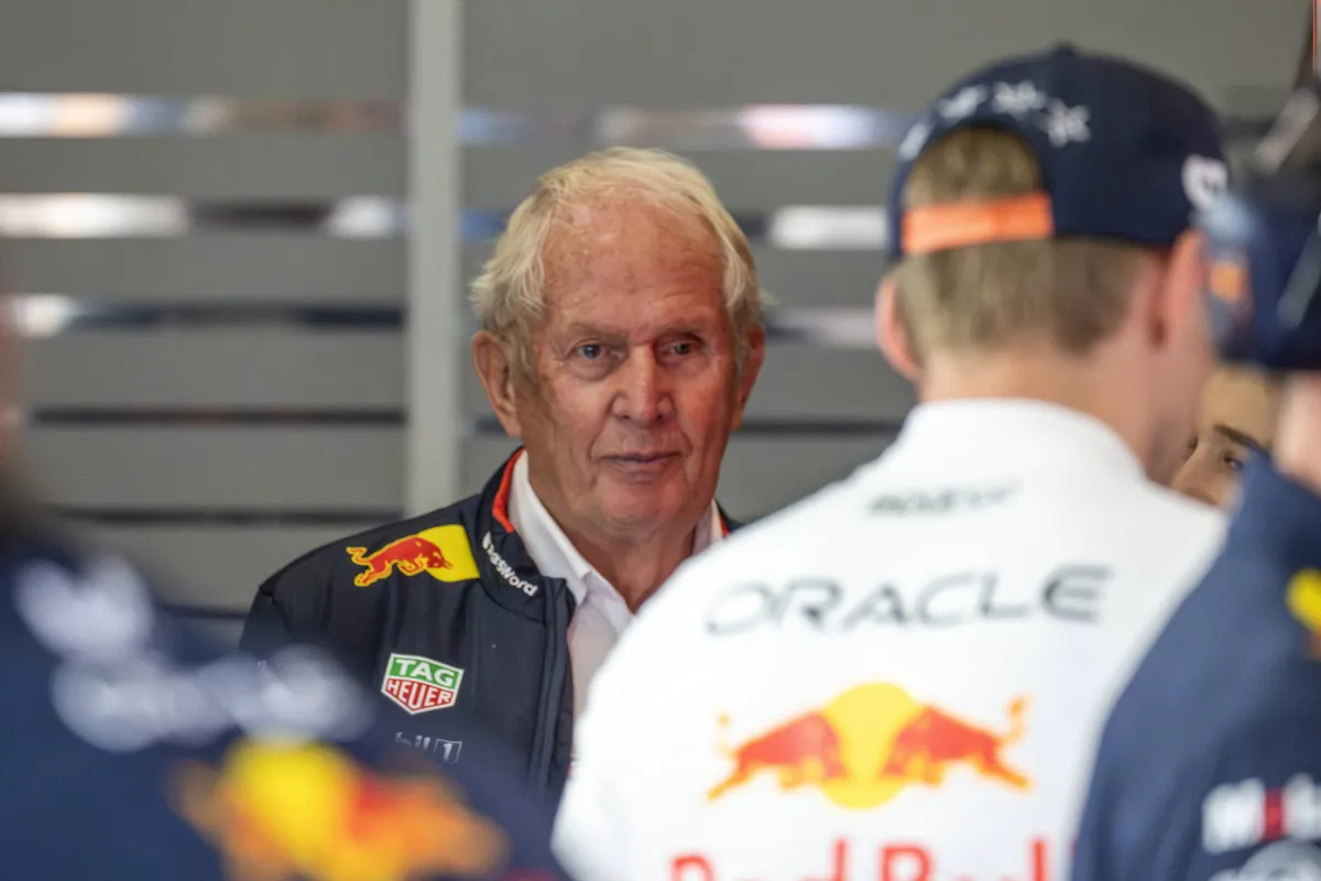 Helmut Marko kijkt naar Max Verstappen in de Red Bull-garage in België