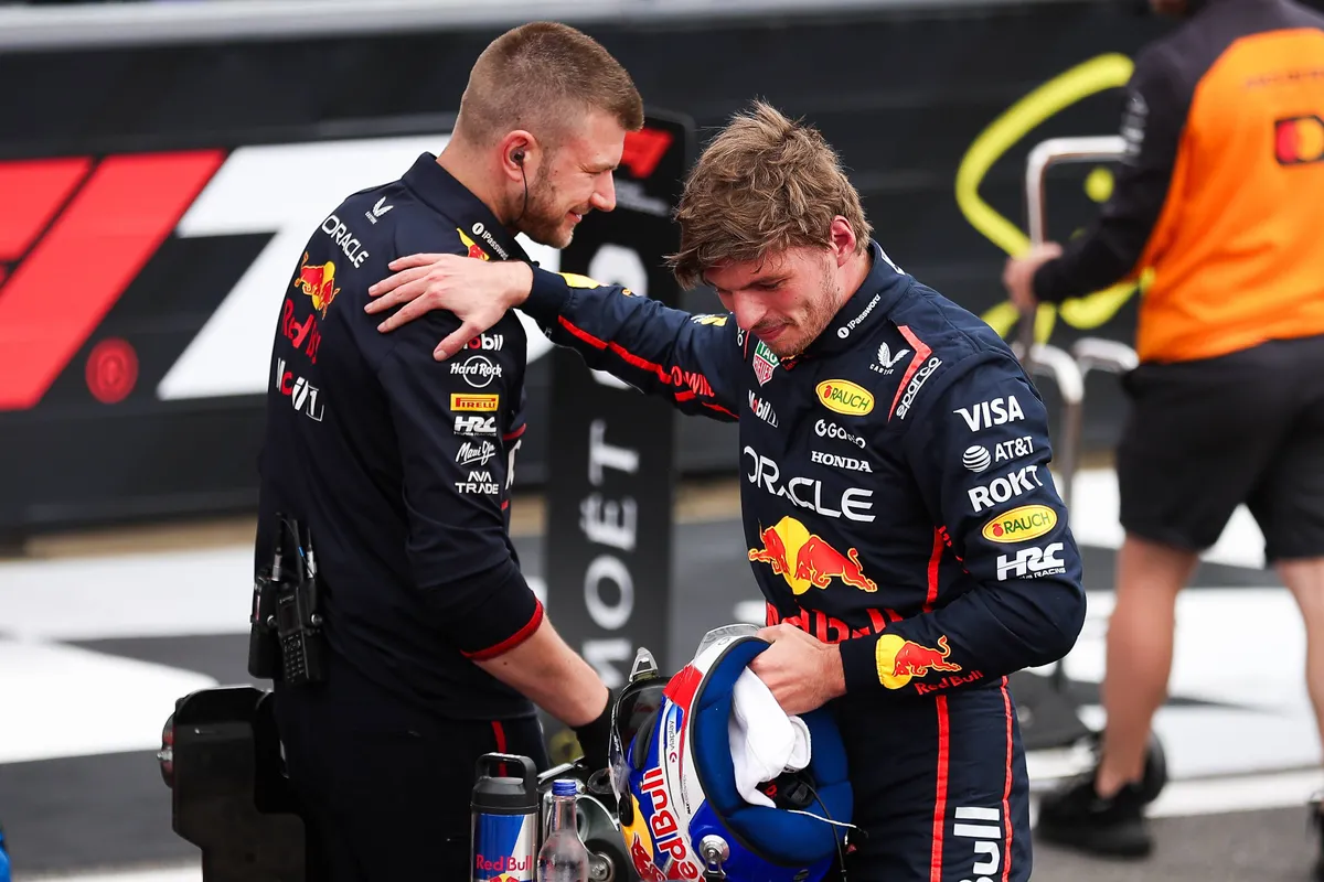 Max Verstappen met zijn Red Bull-monteur na de poleposition in Groot-Brittannië