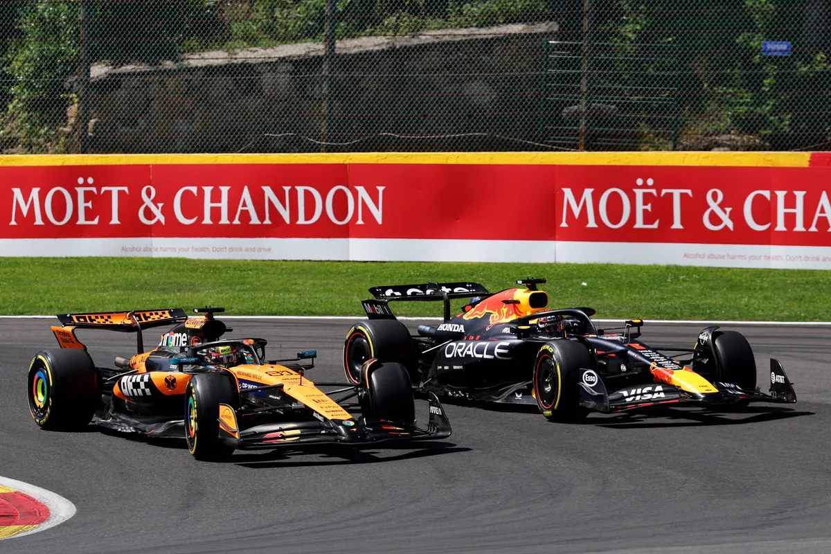 Max Verstappen aan de buitenkant van Oscar Piastri in de eerste bocht in België