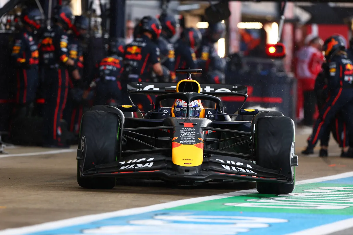 Max Verstappen rijdt de Red Bull-pitbox uit nadat hij een pitstop heeft gemaakt naar nieuwe intermediate banden in Groot-Brittannië