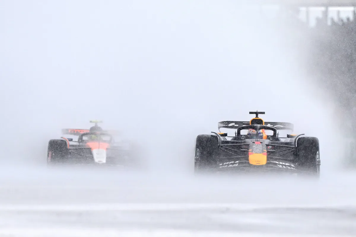 Max Verstappen in de regen op Silverstone