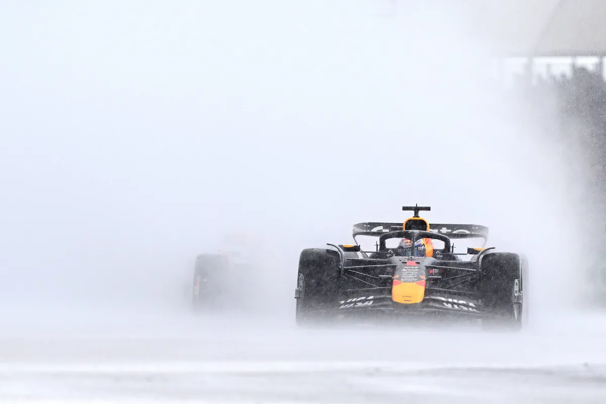 Max Verstappen in de regen in zijn Red Bull RB21, met een verkeerde afstelling