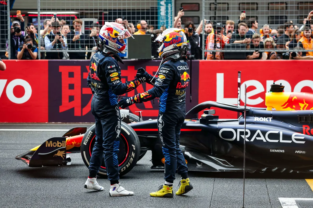 Max Verstappen en Sergio Pérez feliciteren elkaar in China na de kwalificatie