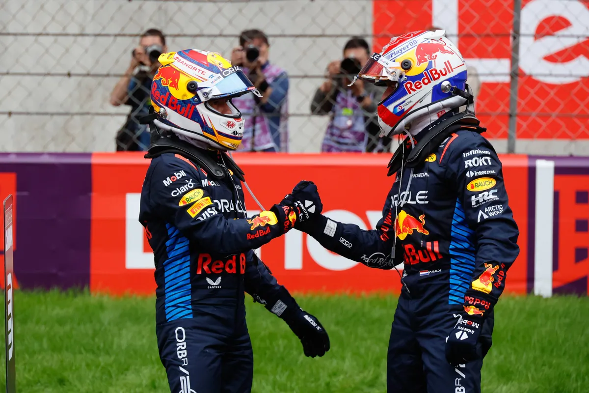 Max Verstappen en Sergio Pérez feliciteren elkaar na de race in China in 2024