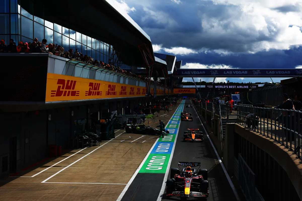 Max Verstappen in de pitstraat in Silverstone voor de kwalificatie in 2024