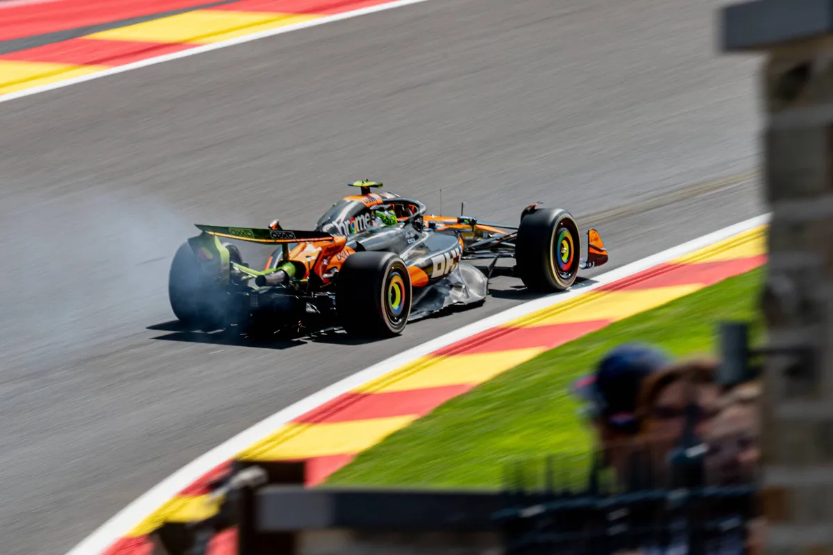 De McLaren van Lando Norris tijdens VT1 in Spa