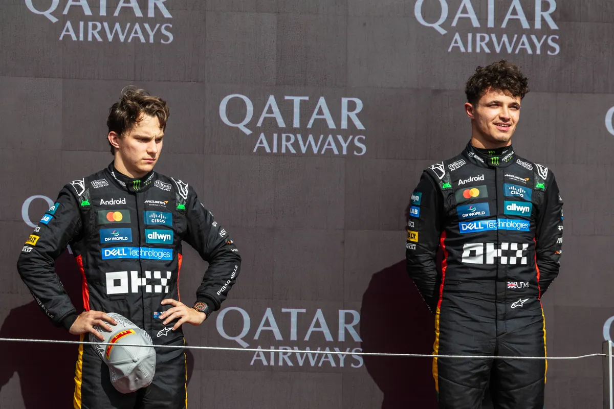 Oscar Piastri kijkt kwaad na de race in Groot-Brittannië waar McLaren-teamgenoot Lando Norris won