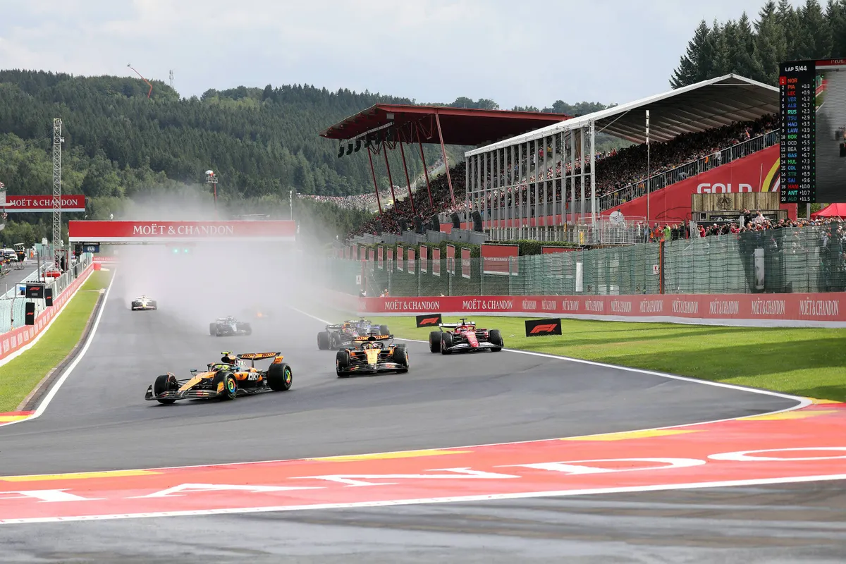 De start van de race in België met Lando Norris en Oscar Piastri aan kop