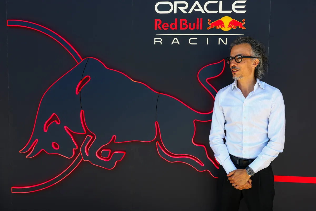 De nieuwe teambaas van Red Bull Racing, Laurent Mekies, tijdens de filmdag in Silverstone voor het logo van Red Bull Racing