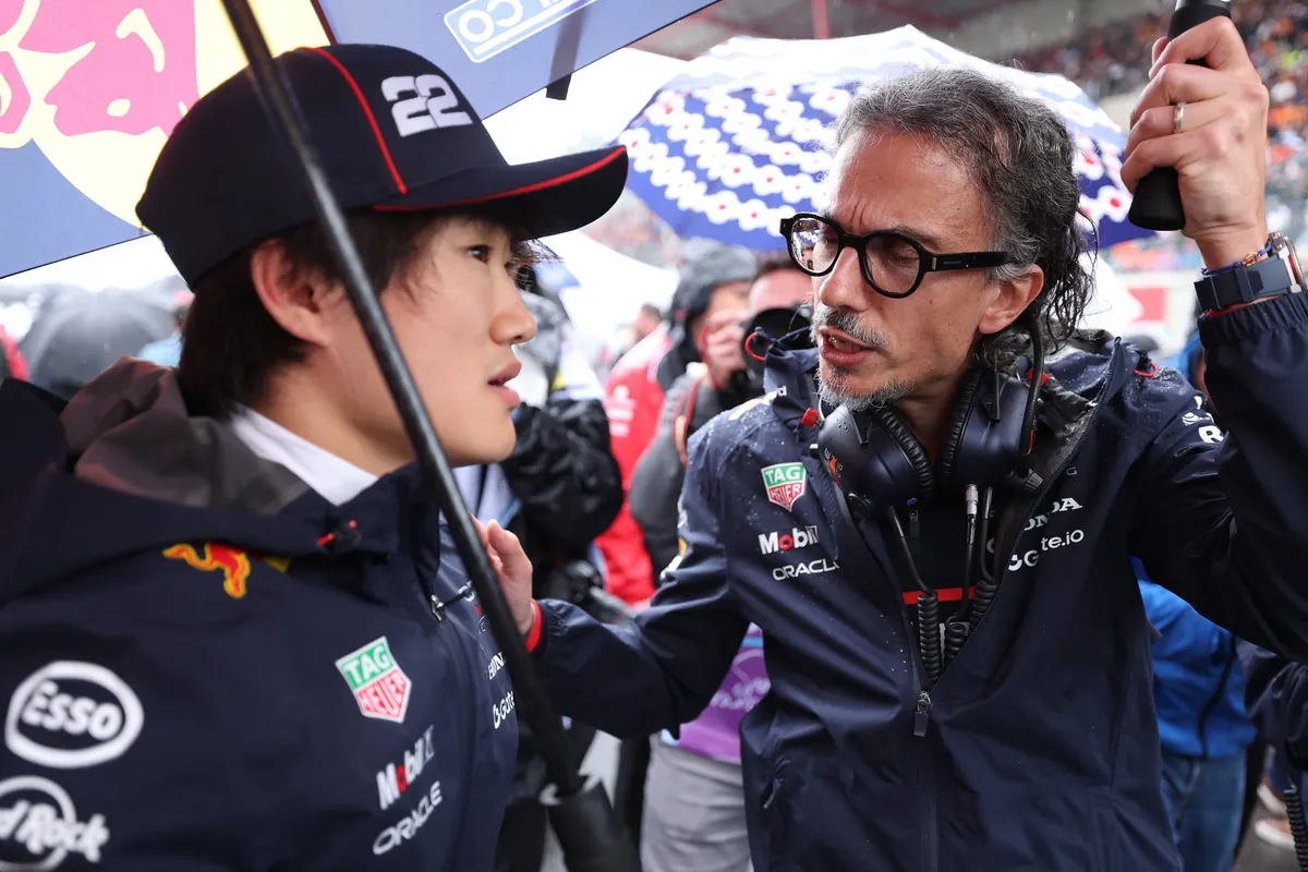 Yuki Tsunoda in gesprek met Laurent Mekies op de grid in België