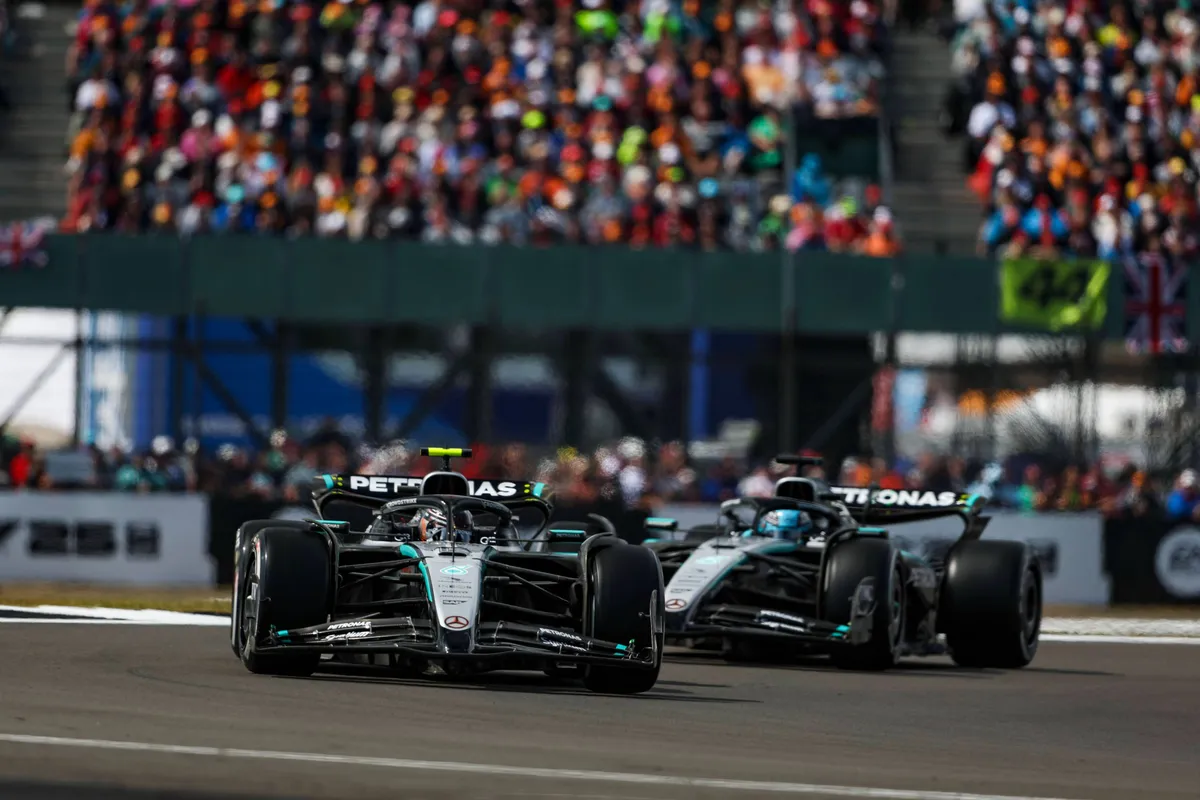 Mercedes-teamgenoten George Russell en Kimi Antonelli tijdens de race in Groot-Brittannië