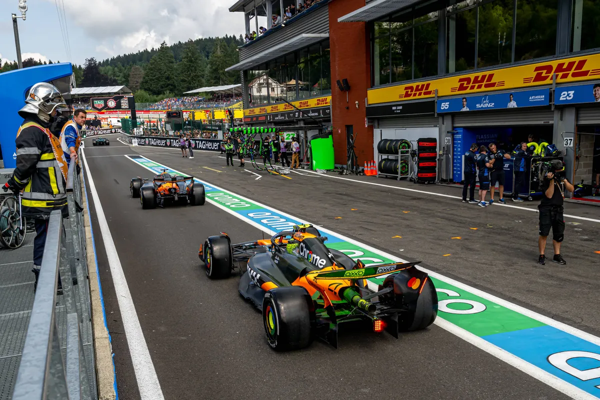 Lando Norris en Oscar Piastri rijden gezamenlijk de pitstraat uit in België