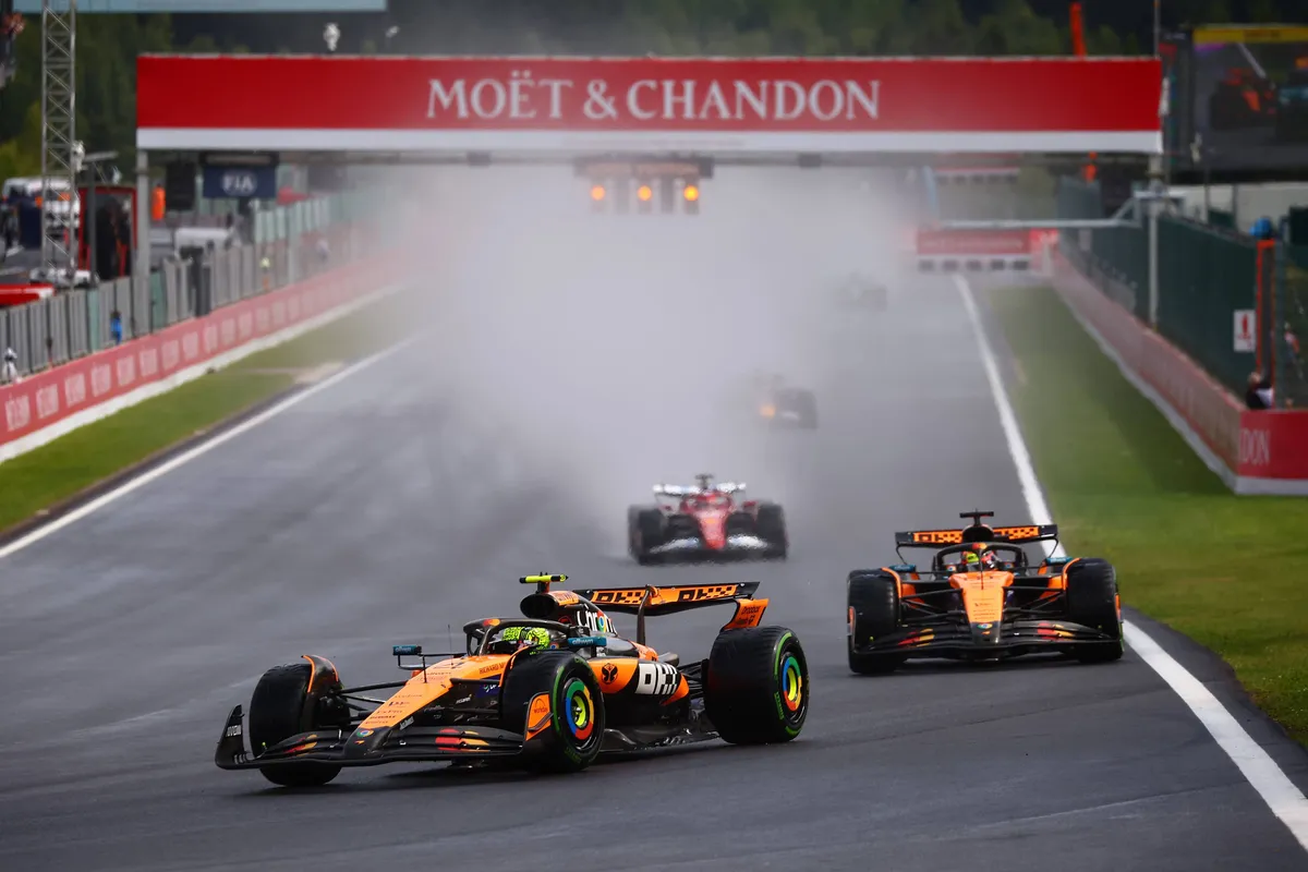 Lando Norris en Oscar Piastri tijdens de start van de race in België