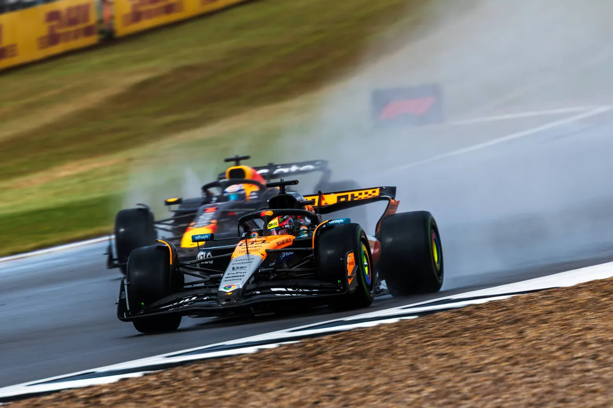 Oscar Piastri rijdt voor Max Verstappen in de regen in Silverstone tijdens de Grand Prix van Groot-Brittannië