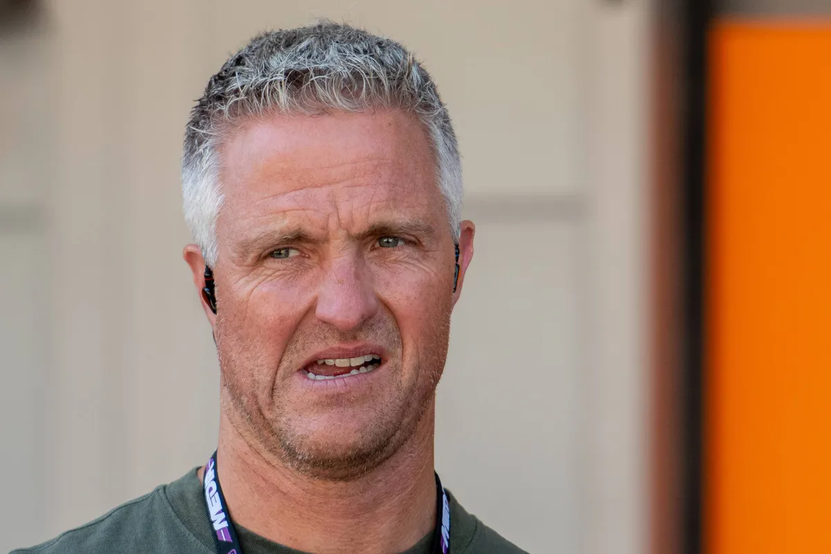Voormalig Formule 1-coureur Ralf Schumacher doet verslag voor Sky Deutschland tijdens Grand Prix Spanje