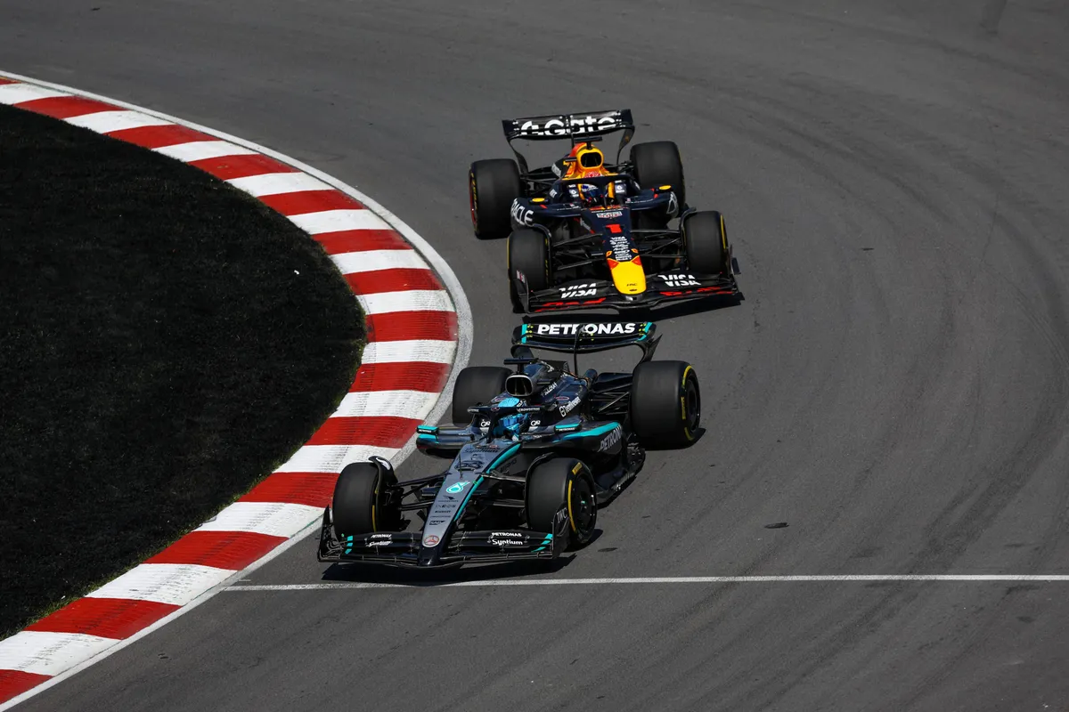 Max Verstappen achtervolgt George Russell in de Mercedes in Canada