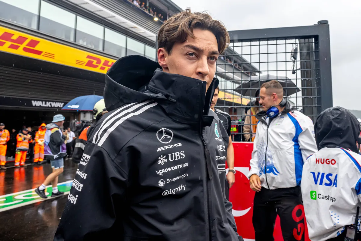 George Russell loopt de grid op voor de Formule 1-race in België