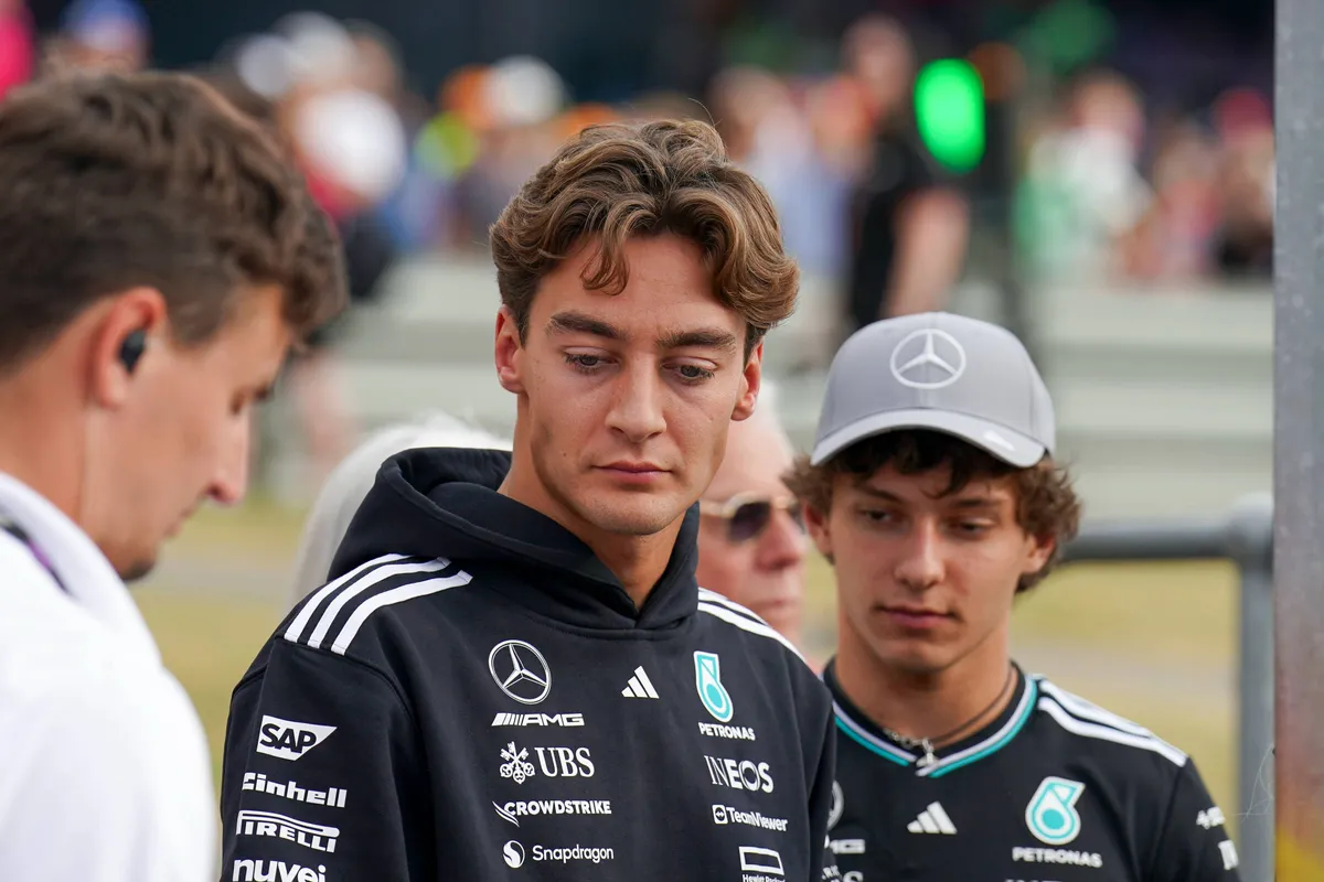 Mercedes-coureurs George Russell en Kimi Antonelli voor het raceweekend in Groot-Brittannië