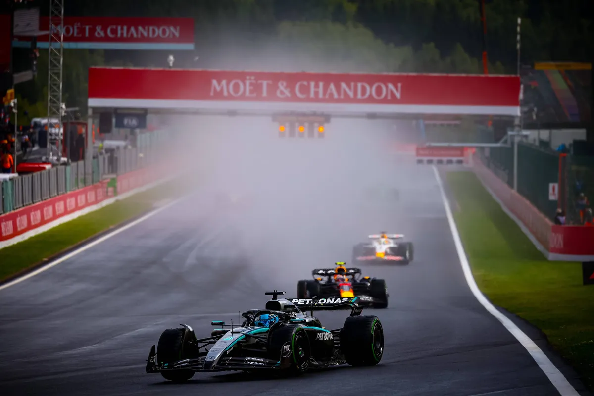 Mercedes-coureur George Russell in de regen in Spa-Francorchamps