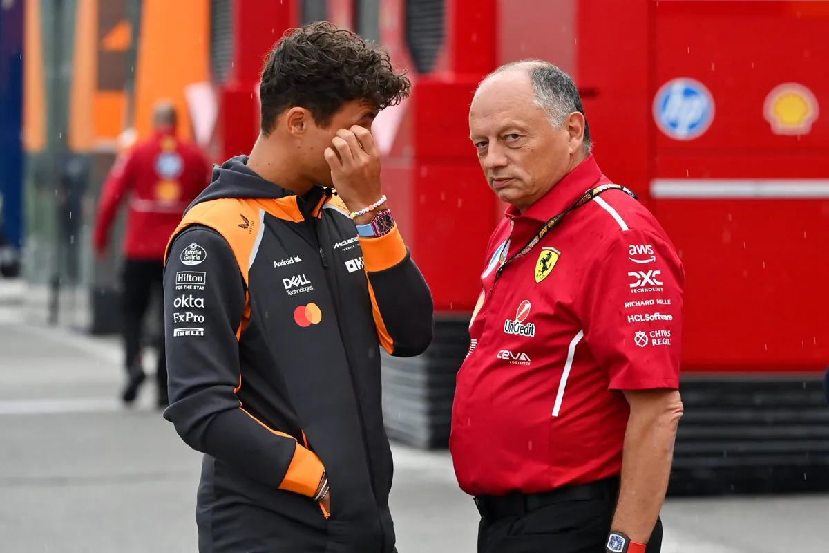 Ferrari-teambaas Fred Vasseur in gesprek met McLaren-coureur Lando Norris in de F1-paddock in België