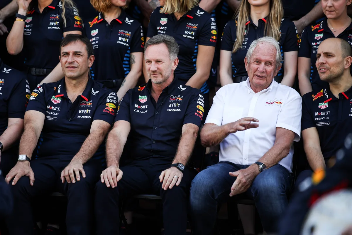 Pierre Waché, Christian Horner en Helmut Marko op de teamfoto van Red Bull Racing in 2024