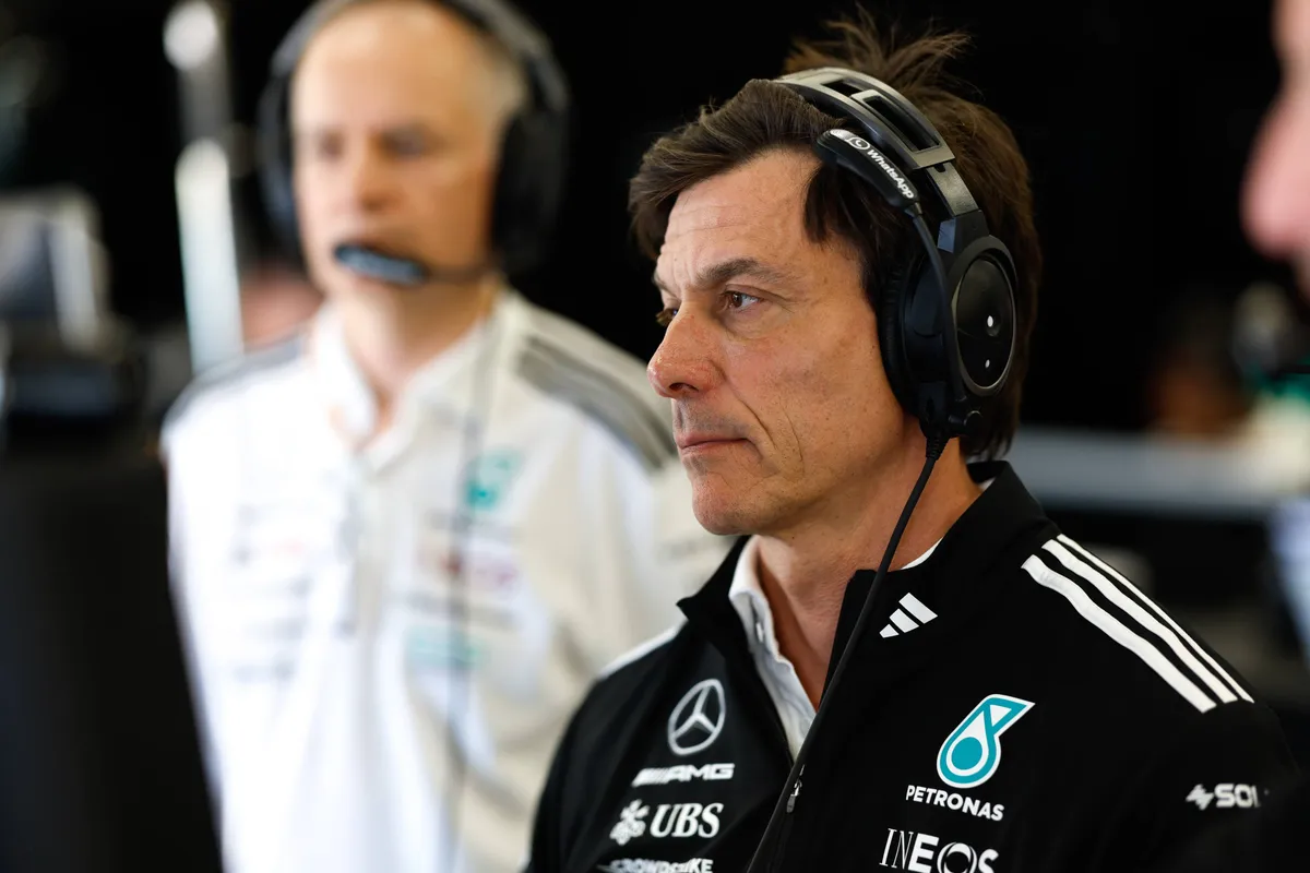 Mercedes-baas Toto Wolff in de garage in Silverstone