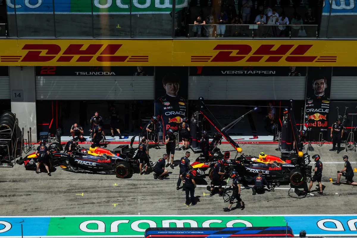 Max Verstappen en Yuki Tsunoda zetten hun Red Bull-auto's neer in de pitstraat