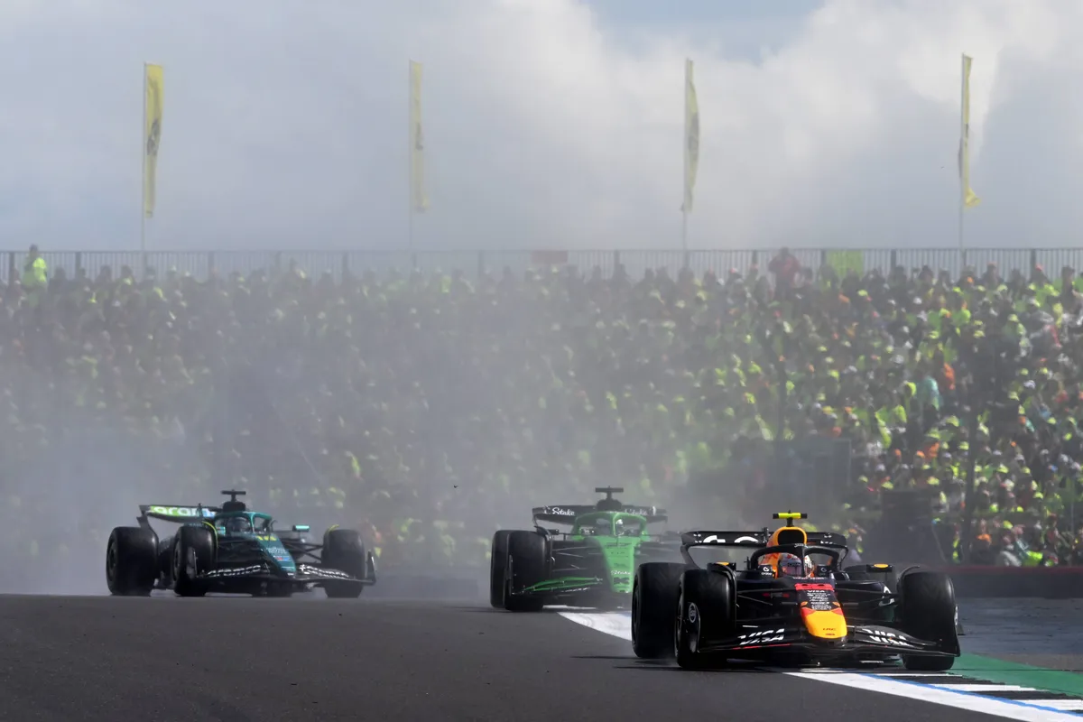 Yuki Tsunoda rijdt achterin het veld rond tijdens de race in Groot-Brittannië