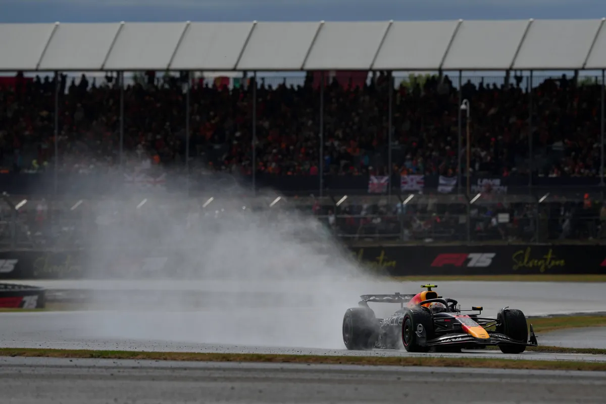 Yuki Tsunoda in de regen met de Red Bull RB21 op Silverstone