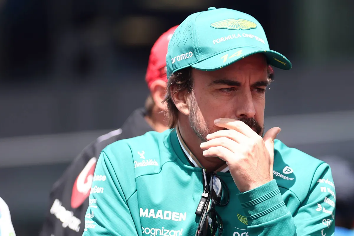 Fernando Alonso tijdens de Drivers Parade voor de F1-race in Hongarije