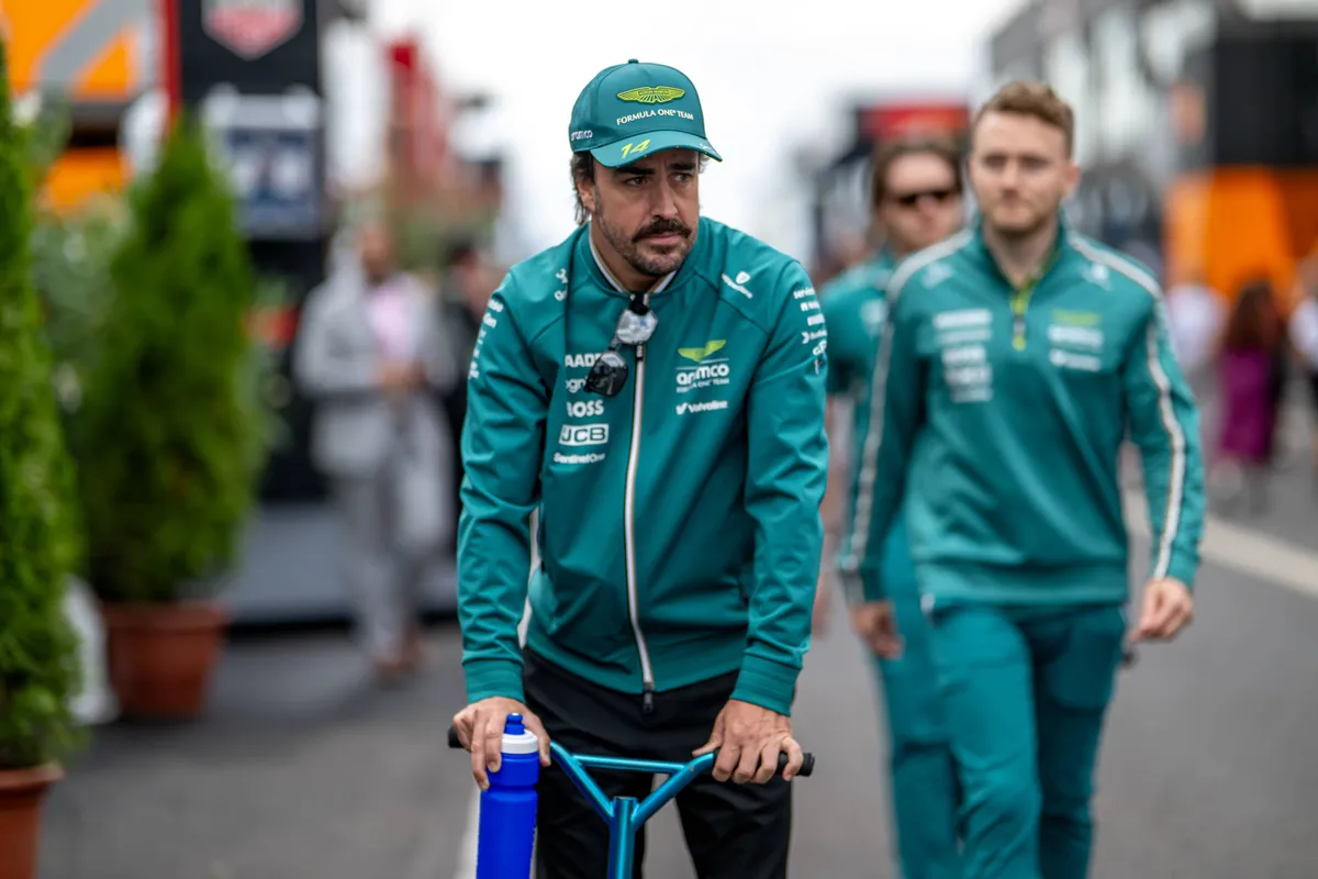 Aston Martin-coureur Fernando Alonso op een step in de Formule 1-paddock