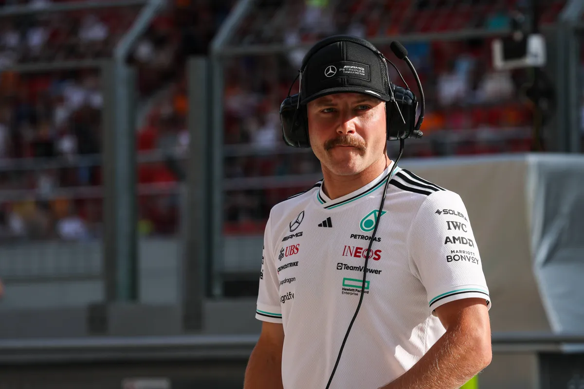 Mercedes-reservecoureur Valtteri Bottas in Hongarije