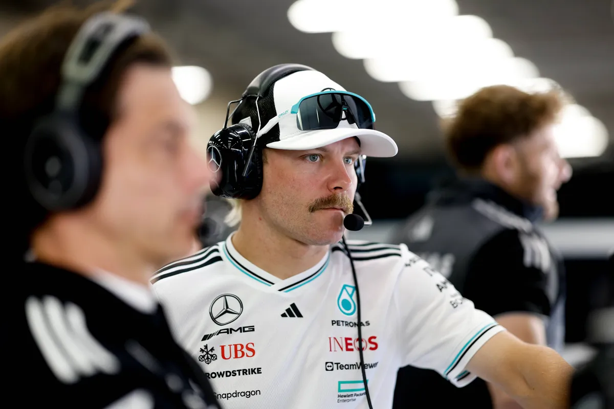 Valtteri Bottas staat in de Mercedes-garage naast Toto Wolff