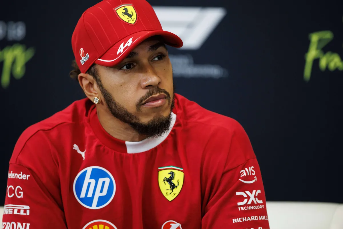 Ferrari-coureur Lewis Hamilton tijdens de persconferentie in België