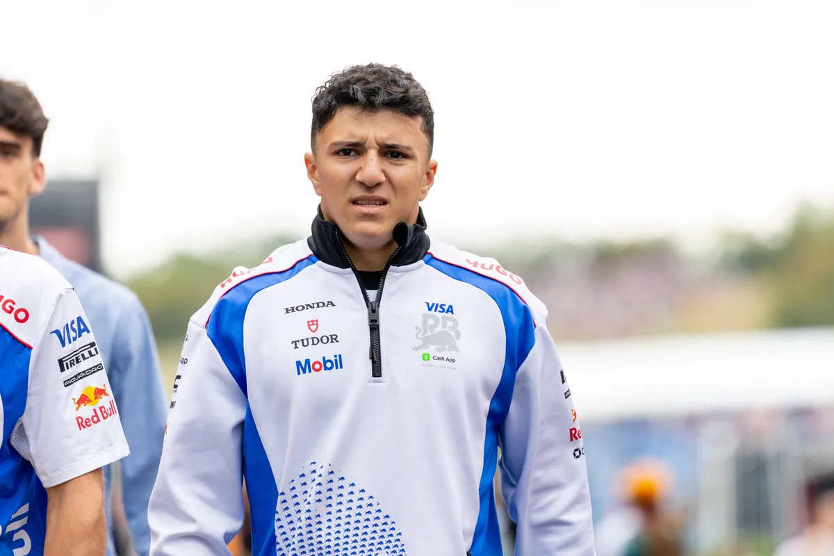 Racing Bulls-coureur Isack Hadjar loopt in de F1-paddock